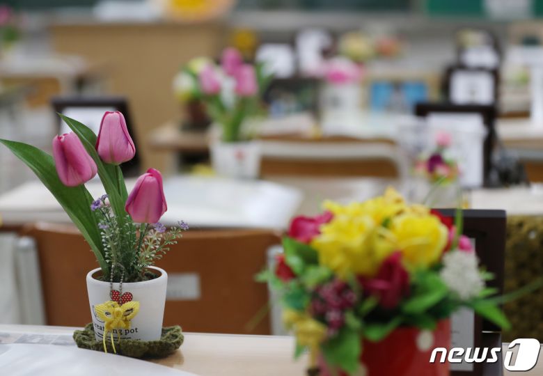 세월호 참사 10주기를 하루 앞둔 15일 오후 경기 안산시 단원구 4.16민주시민교육원 기억관에 마련된 단원고 4.16기억교실에 학생들을 추모하는 기록물들이 놓여 있다. 2024.4.15/뉴스1 ⓒ News1 김영운 기자