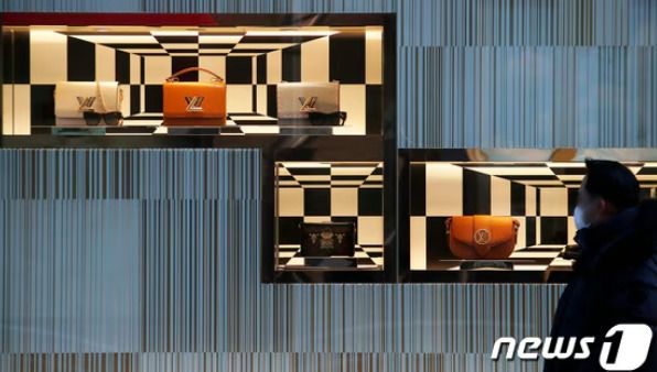 서울 시내의 한 백화점 루이비통 매장 앞을 한 시민이 지나가고 있다.2022.1.18/뉴스1 ⓒ News1 권현진 기자