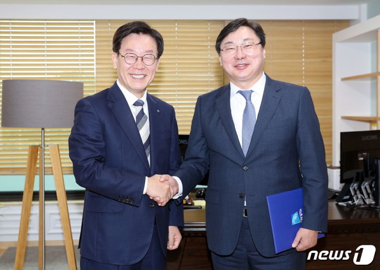 민주당 이재명 대표와 이화영 전 경기도 평화부지사.(경기도 제공)2018.7.10/뉴스1 ⓒ News1 진현권 기자