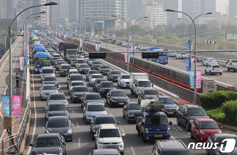 17일 오전 서울 한강대교 노량진 방면에서 신원을 알 수 없는 남성이 교량 위에 올라가 소동을 벌이면서 출근길 정체가 빚어지고 있다. 2024.4.17/뉴스1 ⓒ News1 김도우 기자