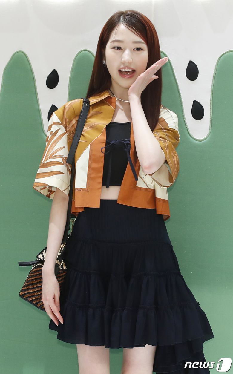 ‘장원영 언니’ 배우 장다아가 18일 서울 강남구 신세계백화점 강남점에서 열린 한 패션브랜드 컬렉션 팝업 스토어 오픈 행사에서 꽃받침 포즈를 취하고 있다. ⓒ News1 권현진 기자