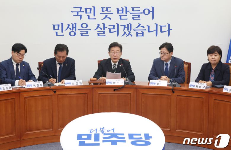 이재명 더불어민주당 대표가 19일 서울 여의도 국회에서 열린 최고위원회의에서 발언을 하고 있다. 2024.4.19/뉴스1 ⓒ News1 ,송원영 기자