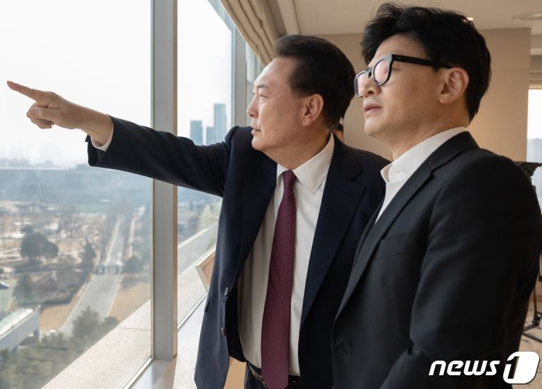 윤석열 대통령이 29일 용산 대통령실 청사에서 열린 국민의힘 지도부와의 오찬에서 한동훈 비대위원장과 대화를 나누고 있다. (대통령실 제공) 2024.1.29/뉴스1 ⓒ News1 오대일 기자