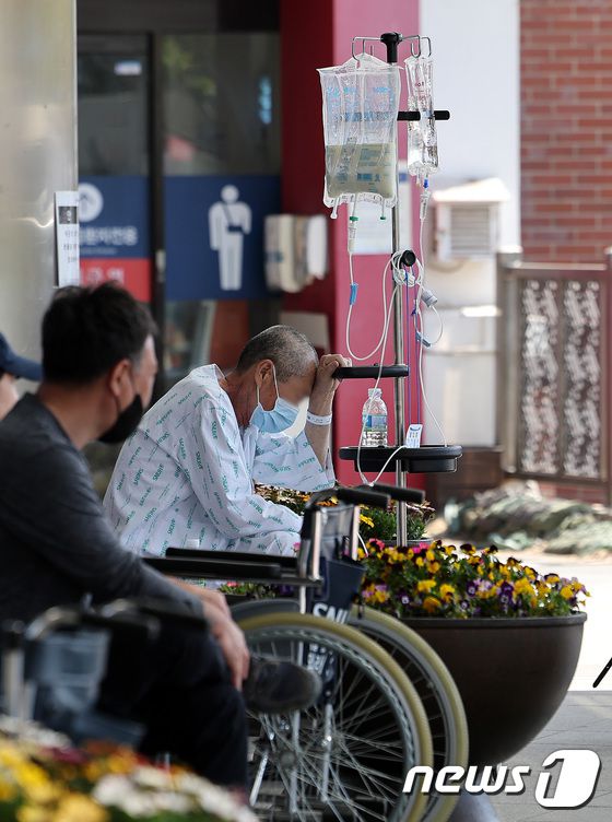 정부의 의과대학 정원 확대로 촉발된 의정 갈등이 8주차에 접어든 가운데 14일 서울의 한 대학병원에서 환자가 생각에 잠겨 있다. 2024.4.14/뉴스1 박지혜 기자