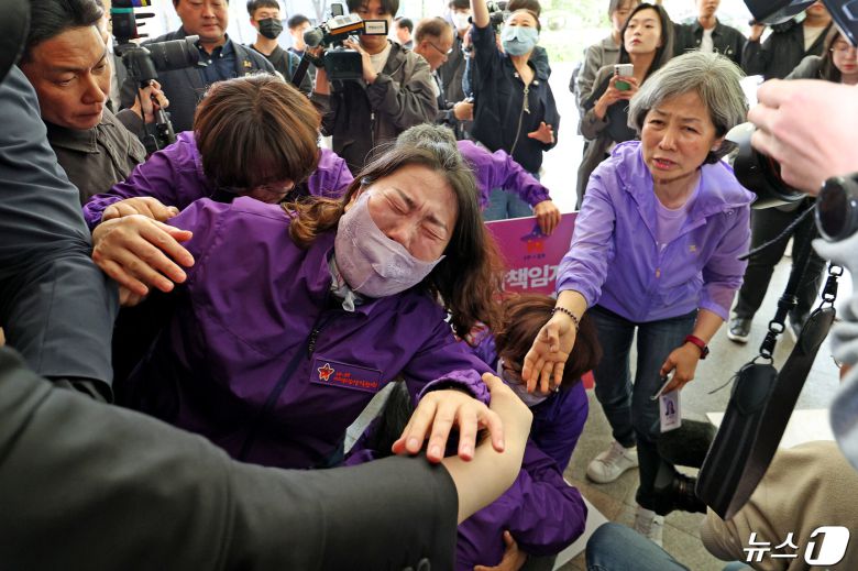 '이태원참사' 부실 대응 혐의로 김광호 전 서울경찰청장의 첫 재판이 열린 22일 오후 서울 마포구 서부지법에서 유가족들이 재판에 출석하는 김 전 청장에게 항의한 뒤 오열하고 있다. 2024.4.22/뉴스1 ⓒ News1 장수영 기자