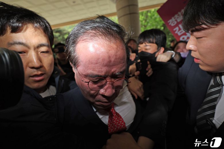 '이태원참사' 부실 대응 혐의로 재판에 넘겨진 김광호 전 서울경찰청장이 22일 오후 서울 마포구 서부지법에서 유가족들에게 거센 항의를 받으며 첫 공판에 출석하고 있다. 2024.4.22/뉴스1 ⓒ News1 장수영 기자