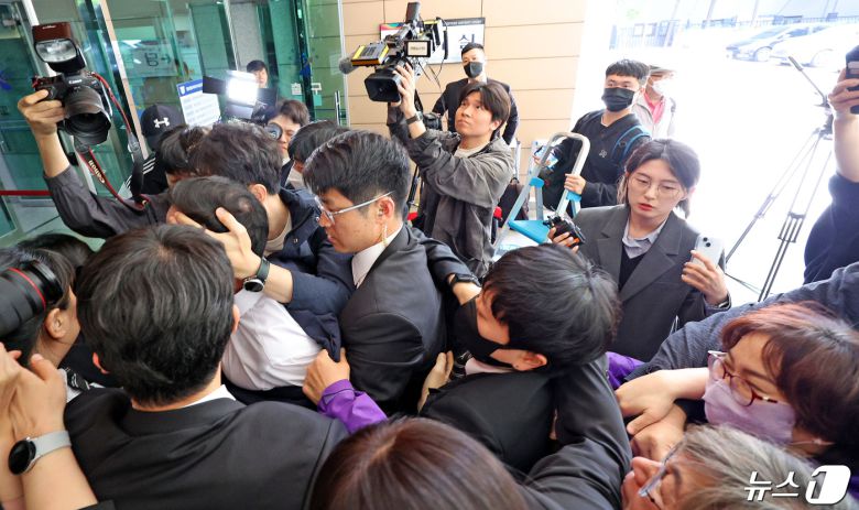 '이태원참사' 부실 대응 혐의로 재판에 넘겨진 김광호 전 서울경찰청장이 22일 오후 서울 마포구 서부지법에서 유가족들에게 거센 항의를 받으며 첫 공판에 출석하고 있다. 2024.4.22/뉴스1 ⓒ News1 장수영 기자