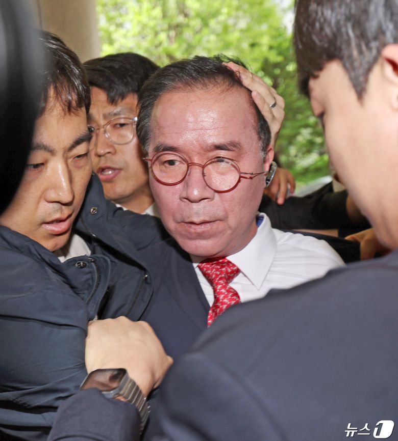 '이태원참사' 부실 대응 혐의로 재판에 넘겨진 김광호 전 서울경찰청장이 22일 오후 서울 마포구 서부지법에서 유가족들에게 거센 항의를 받으며 첫 공판에 출석하고 있다. 2024.4.22/뉴스1 ⓒ News1 장수영 기자