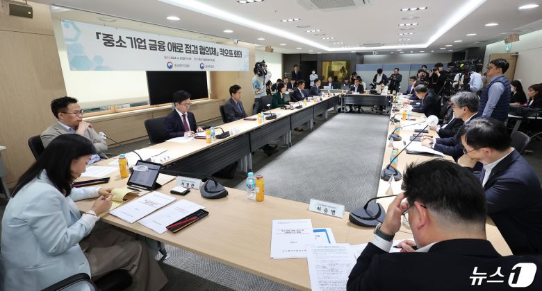 오영주 중소벤처기업부 장관이 22일 서울 영등포구 여의도 중소기업중앙회에서 열린 '중소기업 금융 애로 점검 협의체' 킥오프 회의에서 대화하고 있다. 2024.4.22/뉴스1 ⓒ News1 김성진 기자