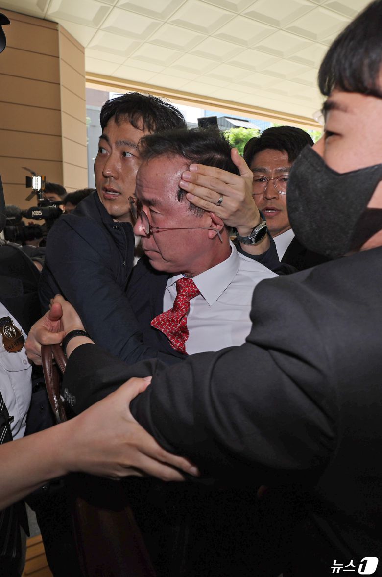 '이태원참사' 부실 대응 혐의로 재판에 넘겨진 김광호 전 서울경찰청장이 22일 오후 서울 마포구 서부지법에서 유가족들에게 거센 항의를 받으며 첫 공판에 출석하고 있다. 2024.4.22/뉴스1 ⓒ News1 장수영 기자