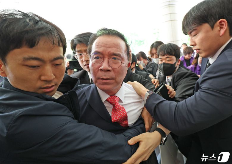 '이태원참사' 부실 대응 혐의로 재판에 넘겨진 김광호 전 서울경찰청장이 22일 오후 서울 마포구 서부지법에서 유가족들에게 거센 항의를 받으며 첫 공판에 출석하고 있다. 2024.4.22/뉴스1 ⓒ News1 장수영 기자