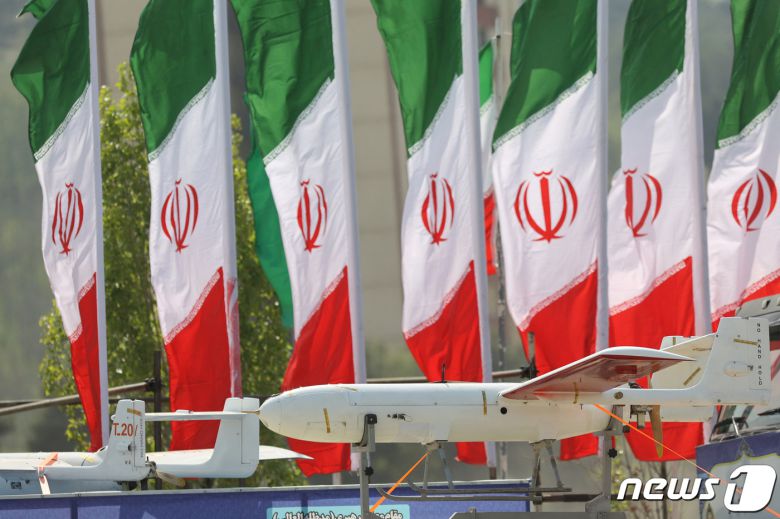 17일(현지시간) 이란 테헤란에서 국군의 날을 맞아 행진을 하는 가운데 드론이 보인다. 2024.04.17 ⓒ 로이터=뉴스1 ⓒ News1 정지윤 기자