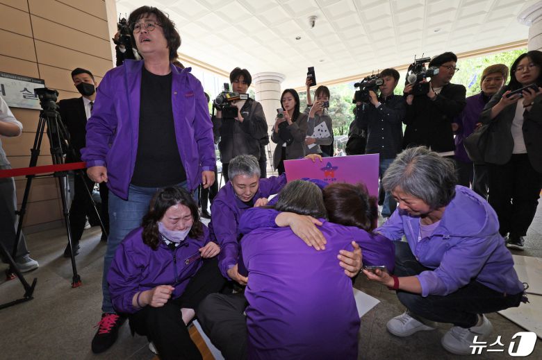 '이태원참사' 부실 대응 혐의로 김광호 전 서울경찰청장의 첫 재판이 열린 22일 오후 서울 마포구 서부지법에서 유가족들이 재판에 출석하는 김 전 청장에게 항의한 뒤 오열하고 있다. 2024.4.22/뉴스1 ⓒ News1 장수영 기자