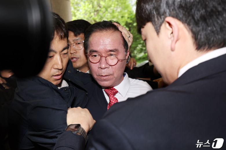 '이태원참사' 부실 대응 혐의로 재판에 넘겨진 김광호 전 서울경찰청장이 22일 오후 서울 마포구 서부지법에서 유가족들에게 거센 항의를 받으며 첫 공판에 출석하고 있다. 2024.4.22/뉴스1 ⓒ News1 장수영 기자