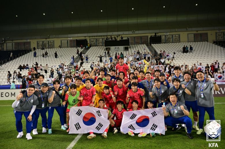 22일(현지시간) 카타르 도하 자심 빈 하마드 스타디움에서 열린 2024 아시아축구연맹(AFC) U23 아시안컵 B조 조별리그 최종전 한국과 일본의 경기 종료 후 조 1위를 확정지은 대한민국 대표팀이 태극기를 펼쳐 들고 기념 촬영을 하고 있다. 대한민국은 이날 일본을 1-0으로 꺾고 B조 1위로 8강에 진출, 신태용 감독이 이끄는 인도네시아와 맞붙는다. (축구협회 제공) 2024.4.22/뉴스1 ⓒ News1 유승관 기자