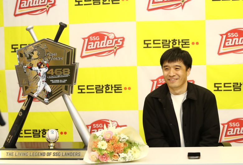 최정이 터뜨린 KBO리그 최다 홈런 신기록 공을 잡은 강성구 씨. (SSG 랜더스 제공