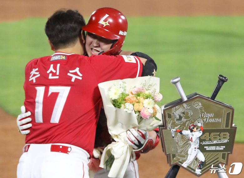 24일 오후 부산 사직야구장에서 열린 '2024 신한 SOL 뱅크 KBO리그' 롯데 자이언츠와 SSG 랜더스의 경기, 5회초 2사 주자 없는 상황 SSG 최정이 468호 홈런으로 KBO리그 통산 최다 홈런 신기록을 달성한 뒤 꽃다발을 들고 추신수와 기쁨을 나누고 있다. 2024.4.24/뉴스1 ⓒ News1 윤일지 기자