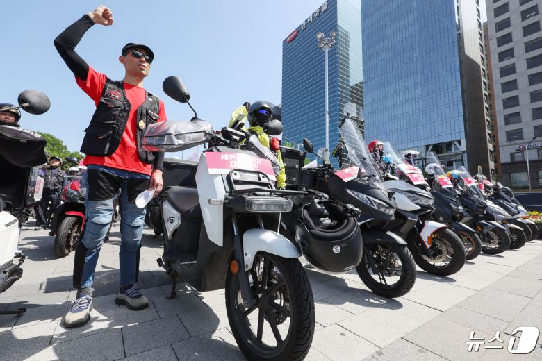 공공운수노조 라이더유니온지부 조합원들이 25일 오후 서울 송파구 올림픽공원 앞에서 '제7회 라이더 대행진' 출발을 앞두고 안전운임제도 도입과 기본 배달료 인상을 촉구하며 구호를 외치고 있다. 2024.4.25/뉴스1 ⓒ News1 민경석 기자