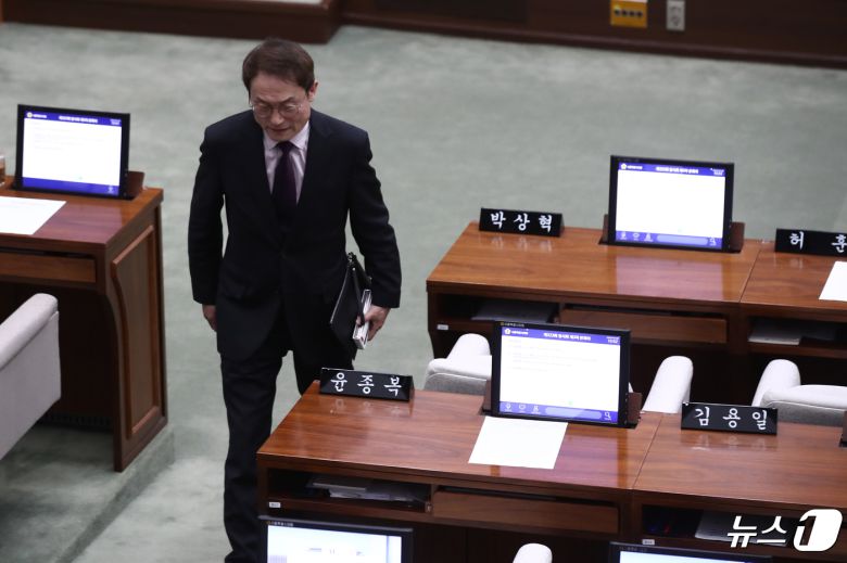 조희연 서울시교육감이 26일 오후 서울 중구 서울특별시의회 본회의장에서 열린 제323회 임시회 제3차 본회의를 마치고 나서고 있다. 이날 본회의에서는 '서울특별시 학생인권조례 폐지조례안'이 가결됐다.. 2024.4.26/뉴스1 ⓒ News1 이광호 기자