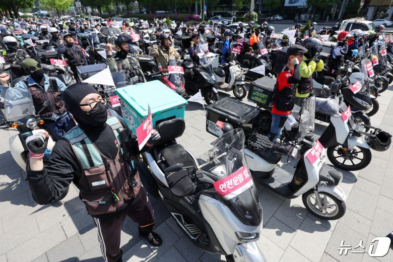 공공운수노조 라이더유니온지부 조합원들이 25일 오후 서울 송파구 올림픽공원 앞에서 '제7회 라이더 대행진' 출발을 앞두고 안전운임제도 도입과 기본 배달료 인상을 촉구하며 구호를 외치고 있다. 2024.4.25/뉴스1 ⓒ News1 민경석 기자