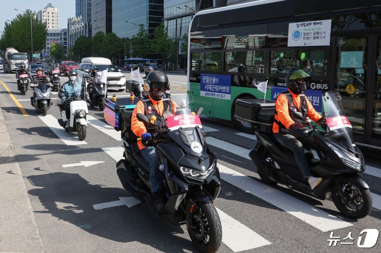 공공운수노조 라이더유니온지부 조합원들이 25일 오후 서울 송파구 올림픽공원 앞 위례성대로에서 배달 업계에 안전운임제도 도입과 기본 배달료 인상을 촉구하며 '제7회 라이더 대행진'을 하고 있다. 2024.4.25/뉴스1 ⓒ News1 민경석 기자