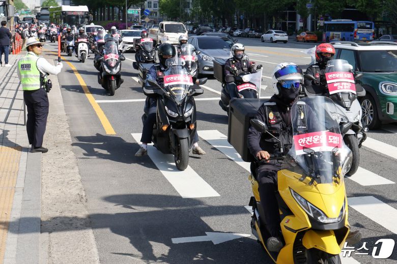 공공운수노조 라이더유니온지부 조합원들이 25일 오후 서울 송파구 올림픽공원 앞 위례성대로에서 배달 업계에 안전운임제도 도입과 기본 배달료 인상을 촉구하며 '제7회 라이더 대행진'을 하고 있다. 2024.4.25/뉴스1 ⓒ News1 민경석 기자