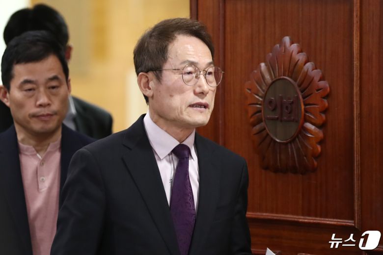 조희연 서울시교육감이 26일 오후 서울 중구 서울특별시의회 본회의장에서 열린 제323회 임시회 제3차 본회의를 마치고 나서고 있다. 이날 본회의에서는 '서울특별시 학생인권조례 폐지조례안'이 가결됐다.. 2024.4.26/뉴스1 ⓒ News1 이광호 기자