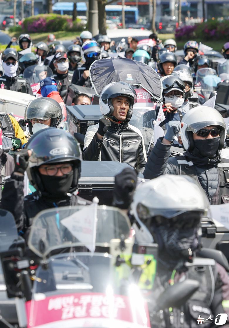 공공운수노조 라이더유니온지부 조합원들이 25일 오후 서울 송파구 올림픽공원 앞에서 '제7회 라이더 대행진' 출발을 앞두고 안전운임제도 도입과 기본 배달료 인상을 촉구하며 구호를 외치고 있다. 2024.4.25/뉴스1 ⓒ News1 민경석 기자