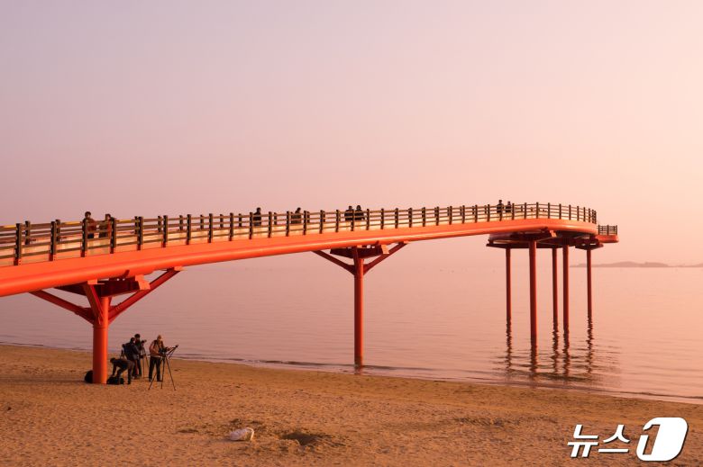 서해바다위로 저녁놀이 붉게 물드는 남당항노을전망대(한국관광공사 제공)