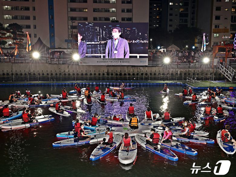 보드 위에서 즐기는 부산국제영화제(수영구청 제공)