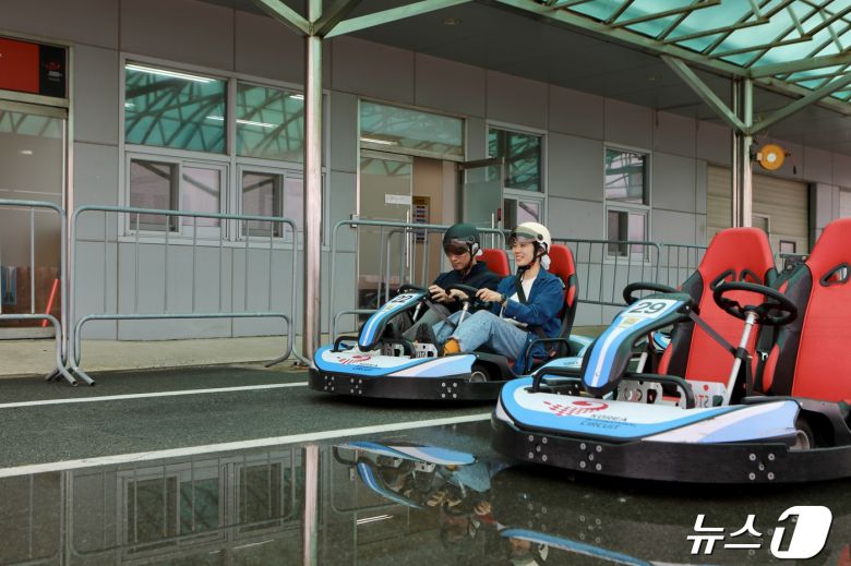 2인승 카트에 타고 출발선에서 대기하고 있다(한국관광공사 제공)