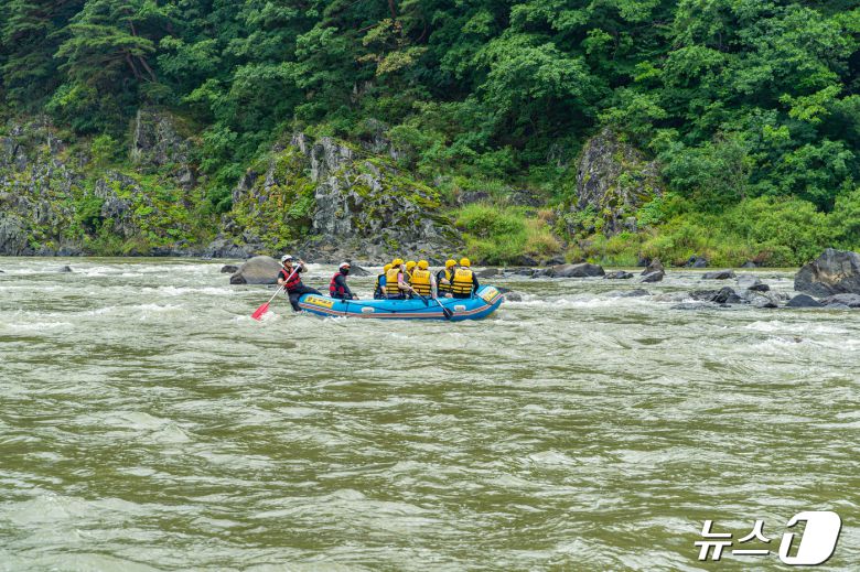 어름치마을에서 기암괴석과 급류가 어우러지는 동강의 풍경을 감상하며 래프팅을 즐길 수 있다(한국관광공사 제공)