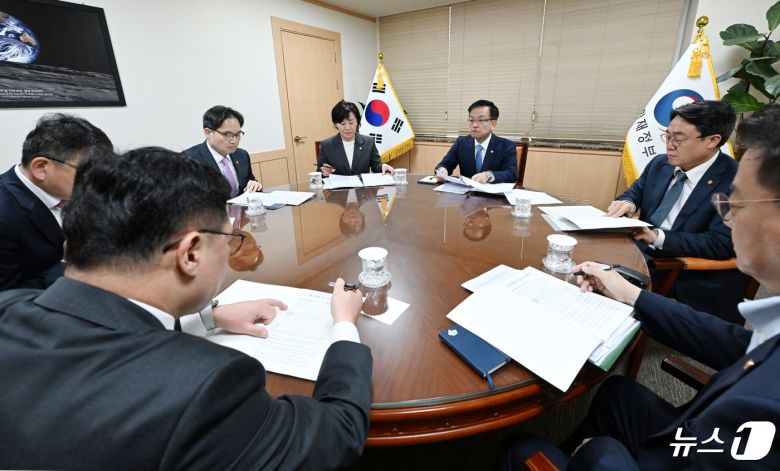 최상목 경제부총리 겸 기획재정부 장관이 24일 서울 종로구 정부서울청사에서 열린 '물가안정 관련 현안간담회'에서 농축수산물, 석유류, 가공식품, 공산품, 택배.항공요금 가격 동향 및 대응방안과 주요 부문 시장감시 강화방안 등을 논의하고 있다. (기획재정부 제공) 2024.4.24/뉴스1