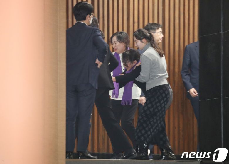 이태원참사 유가족이 9일 오후 서울 여의도 국회 본회의장에서 열린 제411회국회(임시회) 제4차 본회의에서 부축 받으며 본회의장을 나서고 있다. 2024.1.9/뉴스1 ⓒ News1 임세영 기자