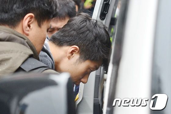 '방조제 시신 사건'의 조성호가 인천 연수구의 자택에서 현장검증을 마친 뒤 호송차에 오르고 있다.  ⓒ News1 민경석 기자