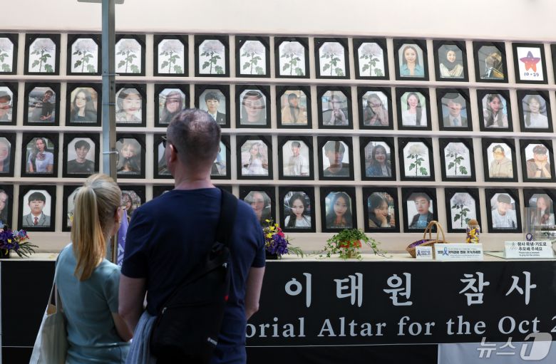 10·29 이태원 참사 피해자 권리보장, 진상규명을 위한 이태원 참사 특별법 국회 본회의 표결 처리가 예정된 2일 서울 중구 서울도서관 앞 10.29 이태원 참사 희생자 합동분향소에서 외국인 관광객들이 희생자 영정을 바라보고 있다. 여야는 전날 이태원 참사 특별조사위원회(특조위) 구성, 특조위 조사 권한 등을 골자로 한 이태원특별법 수정안에 합의했다. 2024.5.2/뉴스1 ⓒ News1 박정호 기자