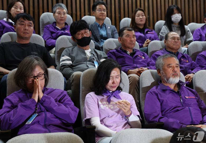 이정민 10.29이태원참사유가족협의회 운영위원장 등이 2일 서울 여의도 국회에서 열린 제414회국회(임시회) 제1차 본회의에서 10·29 이태원 참사 피해자 권리 보장과 진상규명 및 재발 방지를 위한 특별법의 가결을 지켜보고 있다. 2024.5.2/뉴스1 ⓒ News1 송원영 기자