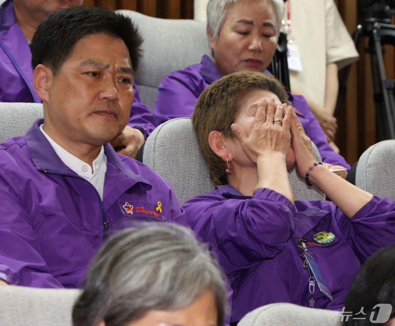 10.29 이태원 참사 유가족협의회 회원들이 2일 서울 여의도 국회에서 열린 제414회국회(임시회) 제1차 본회의에서 10·29 이태원 참사 피해자 권리 보장과 진상규명 및 재발 방지를 위한 특별법의 가결을 지켜보고 있다. 2024.5.2/뉴스1 ⓒ News1 송원영 기자