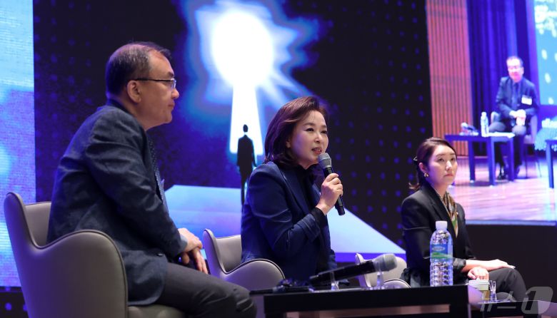 김민전 국민의힘 당선인(가운데)이 8일 서울 중구 대한상공회의소 국제회의장에서 열린 '뉴스1 미래포럼 2024'에서 '22대 국회에 바란다'라는 주제로 토론을 하고 있다. 이번 포럼은 '미국 대선과 22대 국회: 길을 묻다'를 주제로 뉴스1과 국회미래연구원이 공동 주최했다. 2024.5.8/뉴스1 ⓒ News1 김성진 기자