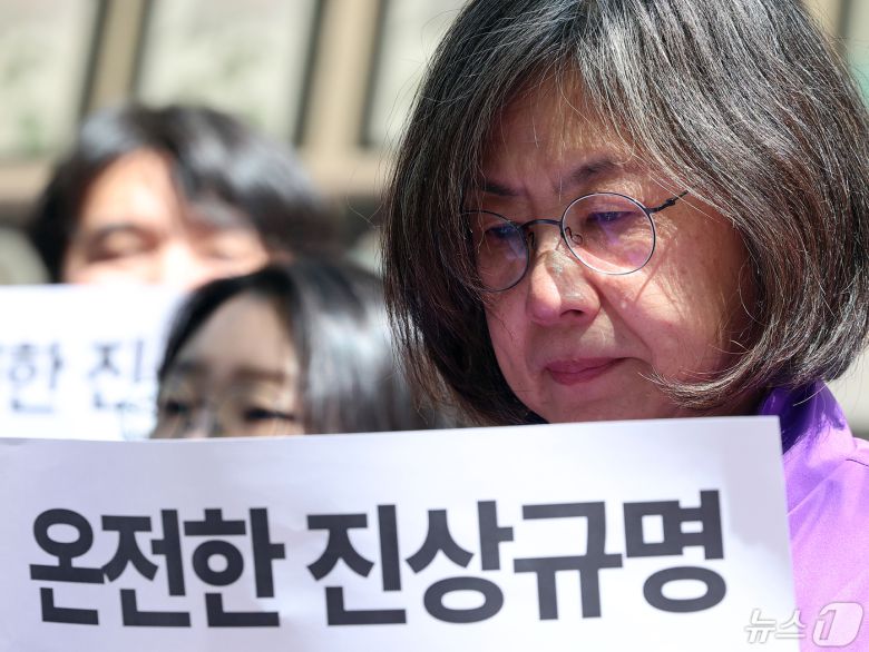 10.29 이태원 참사 유가족이 8일 오전 서울 중구 서울광장 분향소 앞에서 열린 '10.29 이태원참사 온전한 진상규명을 위해 거리에서 맞는 두 번째 어버이날 행사'에서 눈물을 흘리고 있다. 2024.5.8/뉴스1 ⓒ News1 김진환 기자