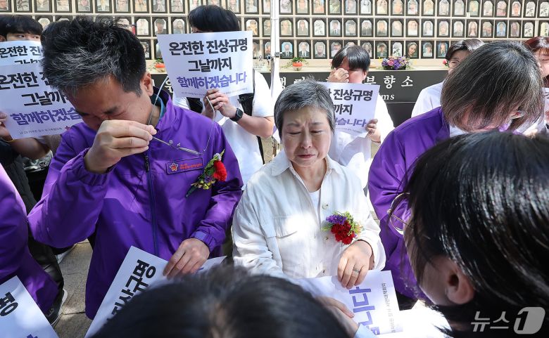 10.29 이태원 참사 유가족들이 8일 오전 서울 중구 서울광장 분향소 앞에서 열린 '10.29 이태원참사 온전한 진상규명을 위해 거리에서 맞는 두 번째 어버이날 행사'에서 학생들에게 카네이션을 받은 뒤 눈물을 흘리고 있다. 2024.5.8/뉴스1 ⓒ News1 김진환 기자