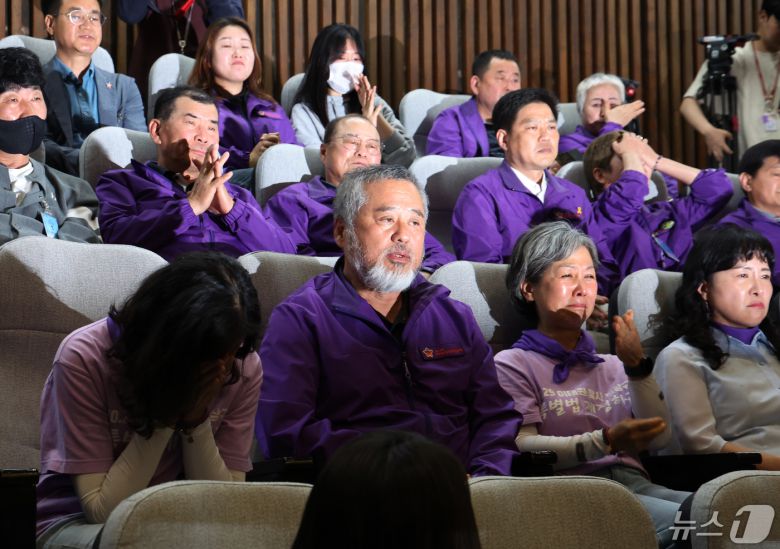 10.29 이태원 참사 유가족협의회 회원들이 2일 서울 여의도 국회에서 열린 제414회국회(임시회) 제1차 본회의에서 10·29 이태원 참사 피해자 권리 보장과 진상규명 및 재발 방지를 위한 특별법의 가결을 지켜보고 있다. 2024.5.2/뉴스1 ⓒ News1 송원영 기자