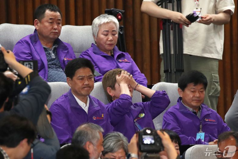 10.29 이태원 참사 유가족협의회 회원들이 2일 서울 여의도 국회에서 열린 제414회국회(임시회) 제1차 본회의에서 10·29 이태원 참사 피해자 권리 보장과 진상규명 및 재발 방지를 위한 특별법의 가결을 지켜보고 있다. 2024.5.2/뉴스1 ⓒ News1 임세영 기자