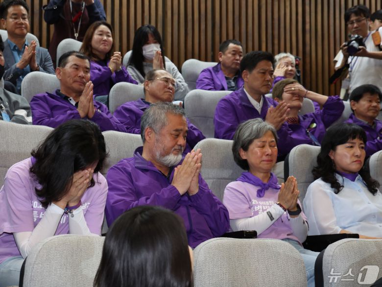 이정민 10.29이태원참사유가족협의회 운영위원장 등이 2일 서울 여의도 국회에서 열린 제414회국회(임시회) 제1차 본회의에서 10·29 이태원 참사 피해자 권리 보장과 진상규명 및 재발 방지를 위한 특별법의 가결을 지켜보고 있다. 2024.5.2/뉴스1 ⓒ News1 송원영 기자