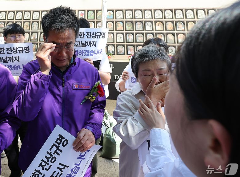 10.29 이태원 참사 유가족들이 8일 오전 서울 중구 서울광장 분향소 앞에서 열린 '10.29 이태원참사 온전한 진상규명을 위해 거리에서 맞는 두 번째 어버이날 행사'에서 학생들에게 카네이션을 받은 뒤 눈물을 흘리고 있다. 2024.5.8/뉴스1 ⓒ News1 김진환 기자