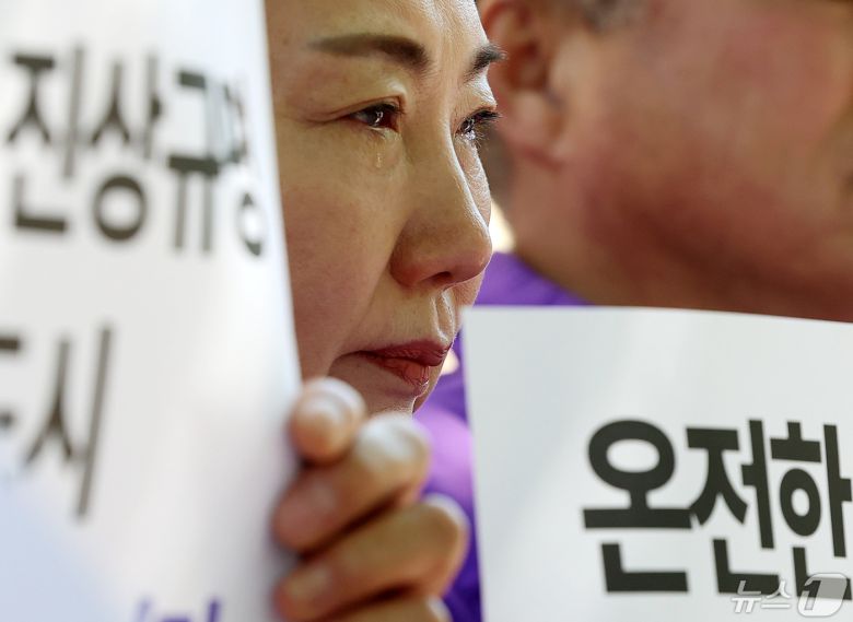 10.29 이태원 참사 유가족이 8일 오전 서울 중구 서울광장 분향소 앞에서 열린 '10.29 이태원참사 온전한 진상규명을 위해 거리에서 맞는 두 번째 어버이날 행사'에서 눈물을 흘리고 있다. 2024.5.8/뉴스1 ⓒ News1 김진환 기자