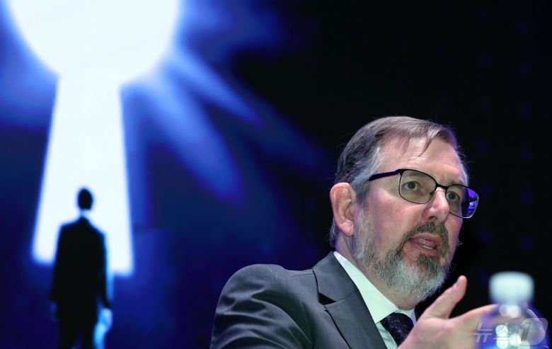 니콜라스 발렌티노 미시간대 정치학과 교수가 8일 서울시 중구 세종대로 대한상공회의소 국제회의장에서 열린 '뉴스1 미래포럼 2024'에서 美대선 향방은? 후보별 공약·정치 환경·유권자 분석을 주제로 한 토론에서 폴 공 美 루거센터 선임연구원과 윤광일 숙명여대 정치외교학과 교수의 질문에 답하고 있다. 이번 포럼은 '미국 대선과 22대 국회: 길을 묻다'를 주제로 뉴스1과 국회미래연구원이 공동 주최했다. 2024.5.8/뉴스1 ⓒ News1 박정호 기자