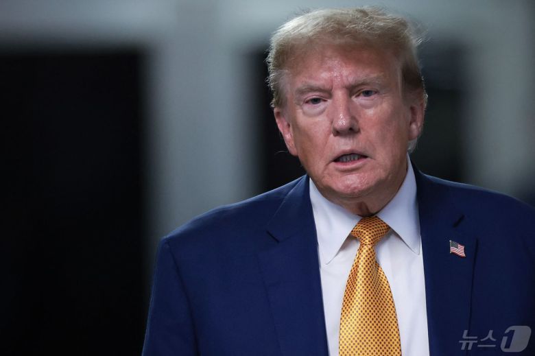 도널드 트럼프 전 미국 대통령이 지난 7일(현지시간) 뉴욕 맨해튼 형사법원에서 열린 '성추문 입막음 돈' 의혹 재판을 마친 뒤 취재진을 만나는 모습. 2024.05.07. ⓒ AFP=뉴스1 ⓒ News1 우동명 기자