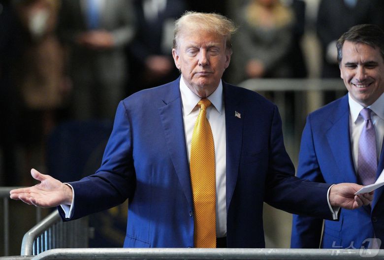 도널드 트럼프 전 미국 대통령이 7일(현지시간) 뉴욕 맨해튼 형사법원에서 열린 '성추문 입막음 돈' 의혹 재판에 도착하며 취재진을 만나고 있다. 2024.05.08 ⓒ AFP=뉴스1 ⓒ News1 우동명 기자