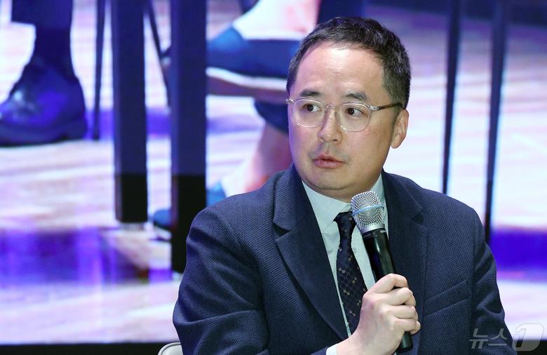 폴 공 美 루거센터 선임연구원이 8일 서울시 중구 세종대로 대한상공회의소 국제회의장에서 열린 '뉴스1 미래포럼 2024'에서 美대선 향방은? 후보별 공약·정치 환경·유권자 분석을 주제로 한 토론에서 미국 대선과 관련해 니콜라스 발렌티노 미시간대 정치학과 교수에게 질문하고 있다. 이번 포럼은 '미국 대선과 22대 국회: 길을 묻다'를 주제로 뉴스1과 국회미래연구원이 공동 주최했다. 2024.5.8/뉴스1 ⓒ News1 박정호 기자